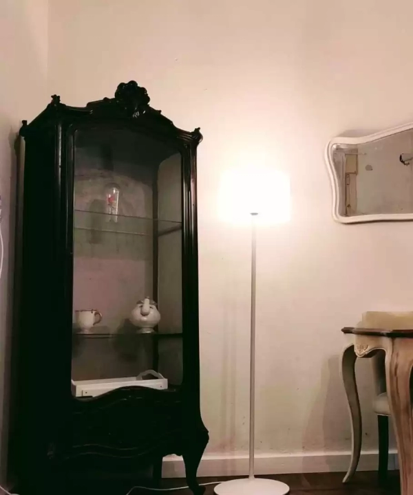 Lámpara de pie Hihat chica traslúcida - Imagen 12
