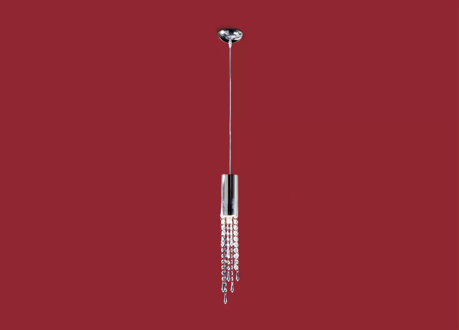 El colgante Viena es una lámpara de una o cuatro luces apto LED, disponible en color cromo con decoración de strass.