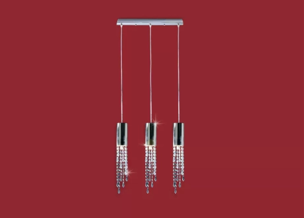 El colgante Viena Triple es una lámpara de tres luces apto LED, disponible en color cromo con decoración de strass.