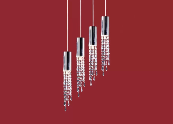 El colgante Viena Irregular es una lámpara de cuatro luces apto LED, disponible en color cromo con decoración de strass.