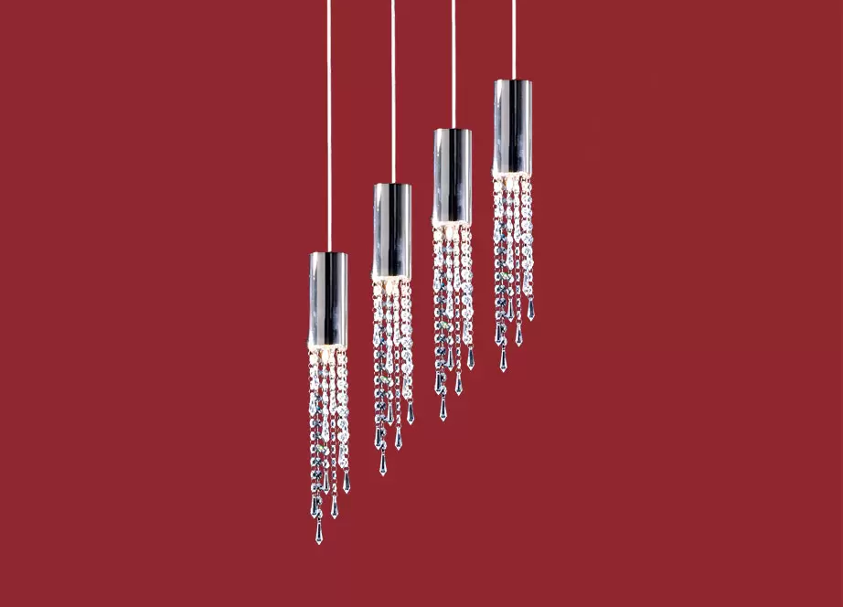 El colgante Viena Irregular es una lámpara de cuatro luces apto LED, disponible en color cromo con decoración de strass.