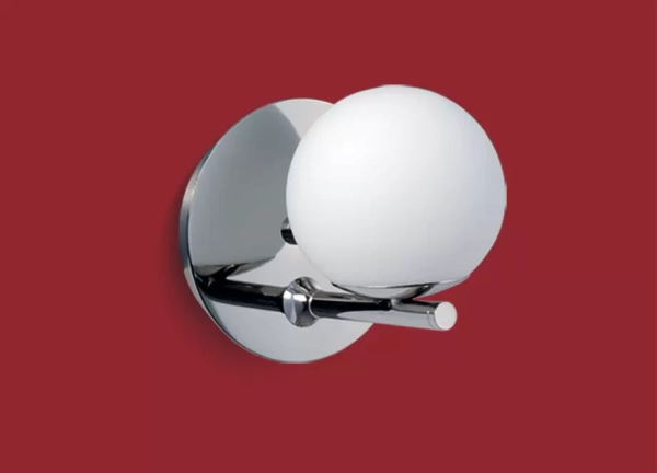 El aplique Relleu es un artefacto de aplicar de una o dos luces. El mismo está disponible en color cromo. Adaptable a todo tipo de ambiente.