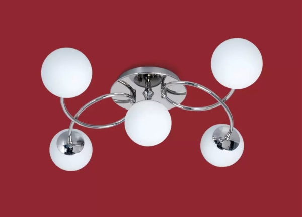 El plafón Relleu es una lámpara de cinco o siete luces apto LED, disponible en color cromo. Adaptable a todo tipo de ambiente.