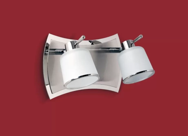 El aplique Francisco es un artefacto de aplicar fabricado en metal de estilo clásico, de una o dos luces. Está disponible en color acero con cromo