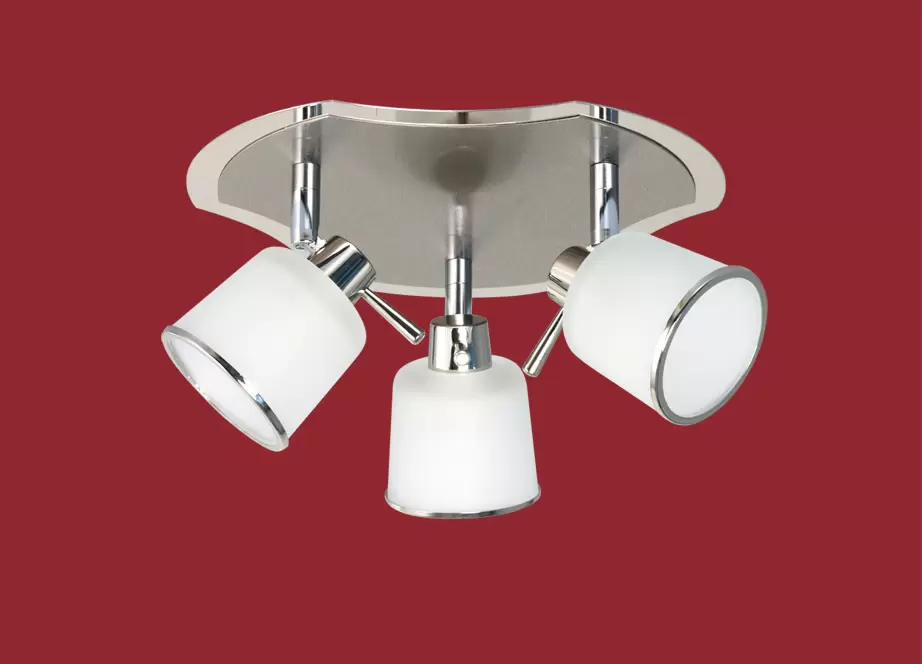 El plafón Francisco es una lámpara de estilo clásico de tres focos apto LED, disponible en color acero con cromo