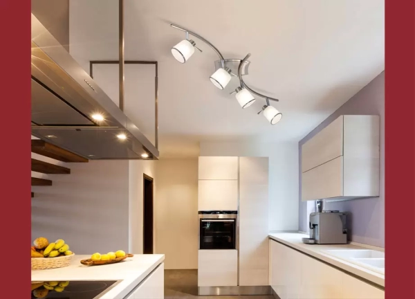 El plafón Francisco es una lámpara de dos, tres o cuatro focos apto LED, disponible en color acero con cromo