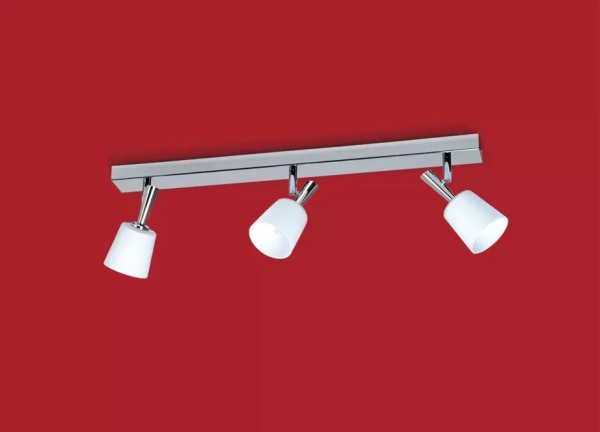 El plafón Bingo es una lámpara de tres, cuatro o cinco focos apto LED, disponible en color cromo