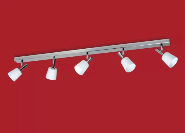 El plafón Bingo es una lámpara de tres, cuatro o cinco focos apto LED, disponible en color cromo