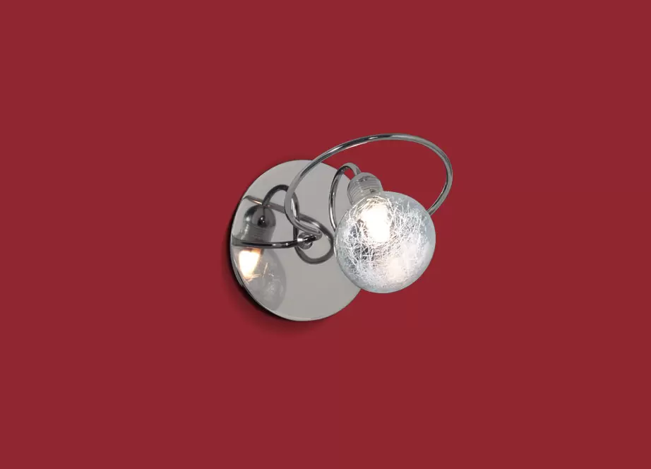 El aplique Luciana II es un artefacto de aplicar fabricado en metal, de una o dos luces. Disponible en cromo o negro con bronce.