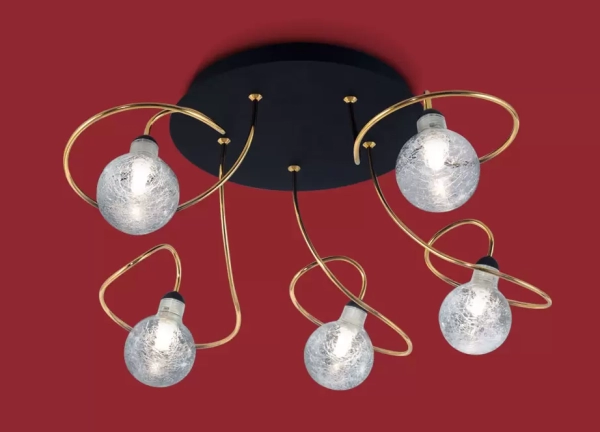 El plafón Luciana II es una lámpara de tres o cinco focos apto LED, disponible en color cromo o negro con bronce