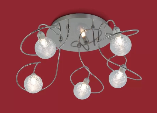 El plafón Luciana II es una lámpara de tres o cinco focos apto LED, disponible en color cromo o negro con bronce