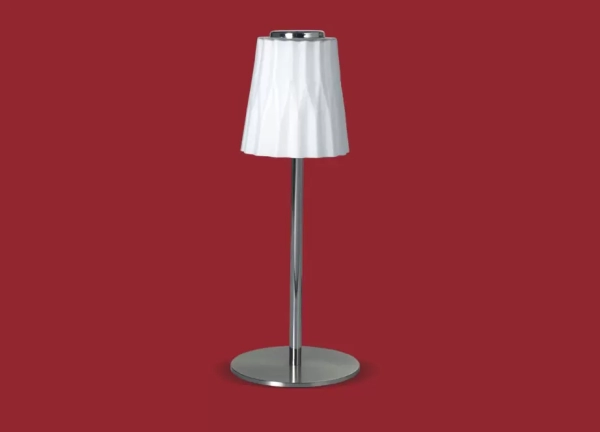 La lámpara de mesa Luna es un velador de metal de estilo clásico, se encuentra disponible en color cromo