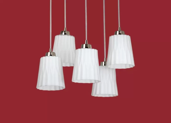 El colgante Luna es una lámpara de uso interior de cinco luces, la cual viene en color cromo y su estilo clásico la vuelve de fácil adaptabilidad a cualquier tipo de ambiente.