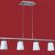 El colgante Luna Lineal es una lámpara de uso interior de cuatro luces, la cual viene en color cromo y su estilo clásico la vuelve de fácil adaptabilidad a cualquier tipo de ambiente.
