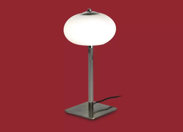 La lámpara de mesa Marte es un velador fabricado en metal y vidrio, de una luz apto LED. El mismo está disponible en color cromo.