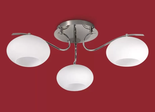 El plafón Marte es una lámpara de tres o cinco luces apto LED, disponible en color cromo. Adaptable a todo tipo de ambiente.