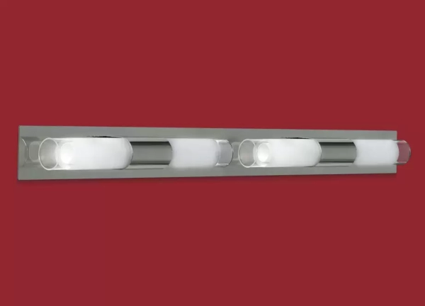 El aplique Punto Cuádruple es un artefacto de aplicar fabricado en metal de estilo moderno de cuatro luces. Está disponible en color cromo o blanco.