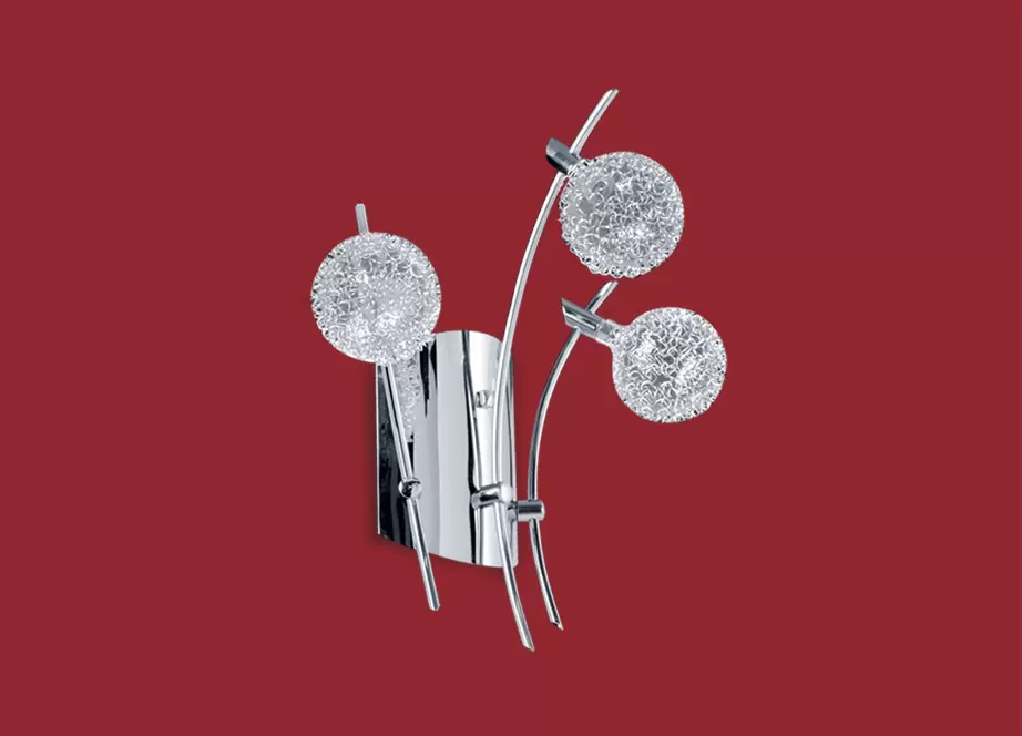 El aplique Anabela es un artefacto de aplicar fabricado en metal de estilo clásico de tres luces. Está disponible en color cromo.