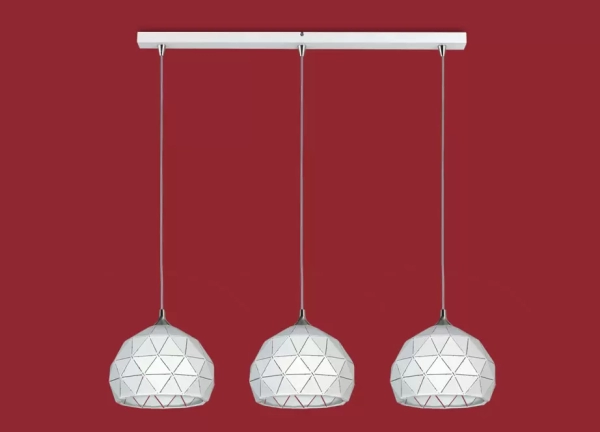 El colgante Bari Triple es una lámpara de tres luces apto LED, la cual viene en color blanco o negro. Se adapta fácil a todo tipo de ambiente.