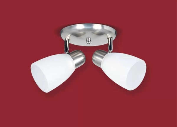 El plafón Pepa es una lámpara de dos focos apto LED, disponible en color blanco o acero.