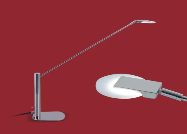 La lámpara de mesa Misterio es un velador de metal de una luz apto LED, la cual se encuentra disponible en color cromo.