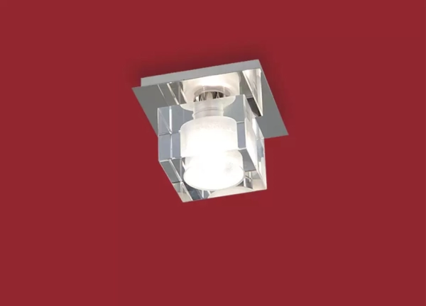 El plafón Delta II es una lámpara de una, dos, o cuatro luces apto LED, disponible en color cromo. Se adapta fácil a cualquier tipo de ambiente.
