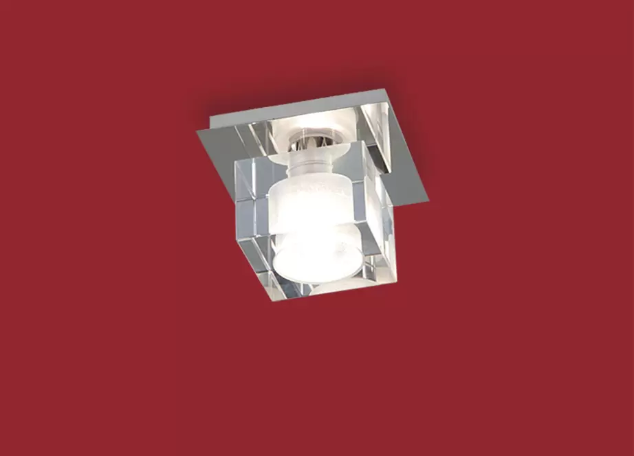 El plafón Delta II es una lámpara de una, dos, o cuatro luces apto LED, disponible en color cromo. Se adapta fácil a cualquier tipo de ambiente.