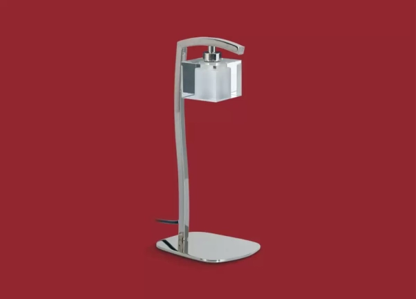La lámpara de mesa Delta II es un velador de metal de una luz apto LED, la cual se encuentra disponible en color cromo.