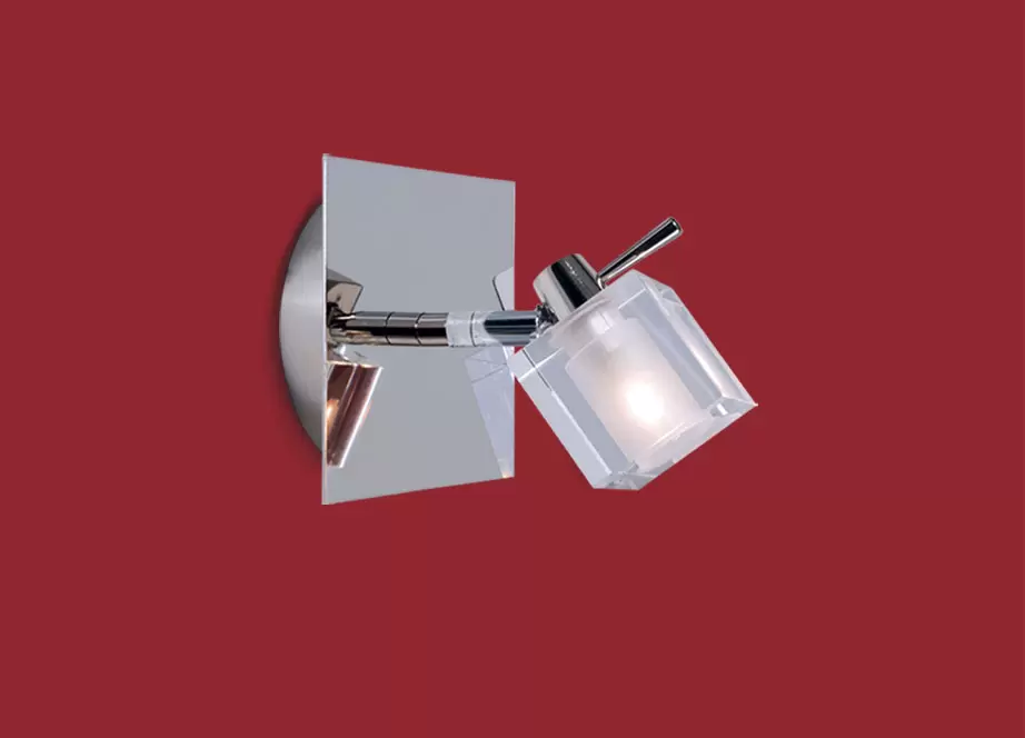 El aplique Delta IV es un artefacto de aplicar fabricado en metal de estilo moderno de una o dos luces, el mismo está disponible en color cromo.