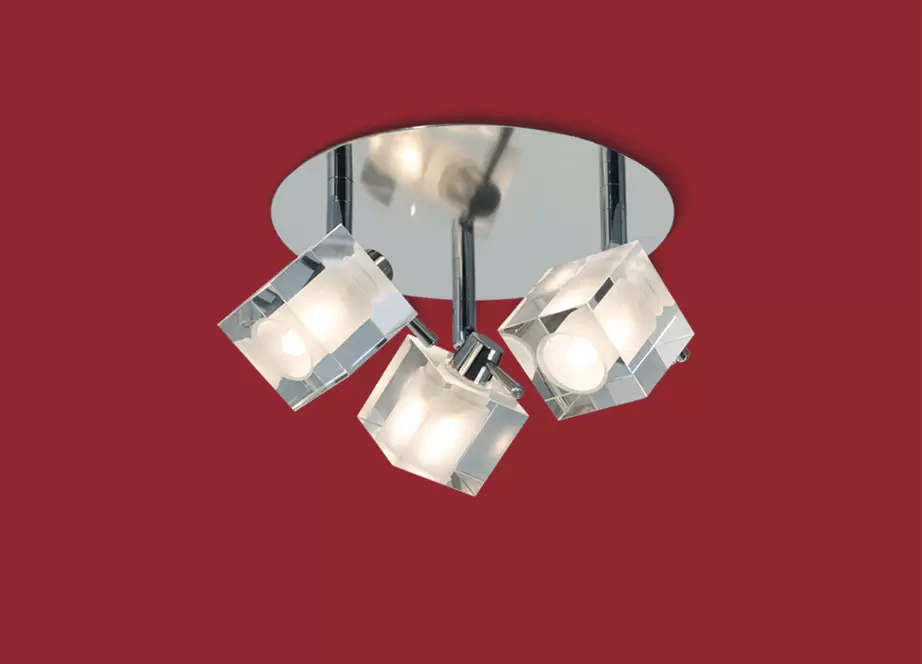 El plafón Delta IV es una lámpara de tres luces apto LED, disponible en color cromo. Se adapta fácil a cualquier tipo de ambiente.