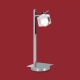 La lámpara de mesa Delta IV es un velador de metal de una luz apto LED, la cual se encuentra disponible en color cromo.