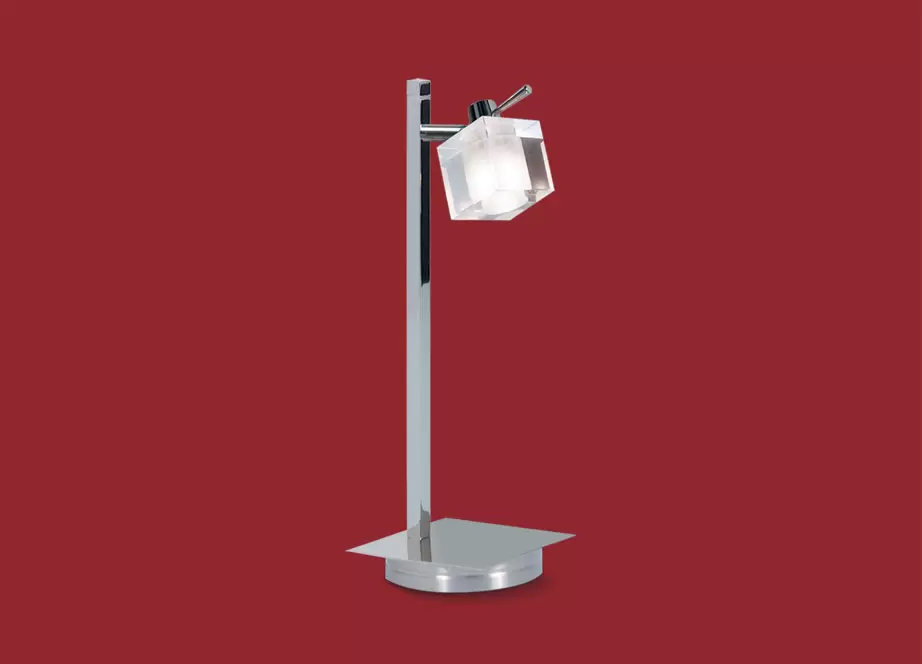 La lámpara de mesa Delta IV es un velador de metal de una luz apto LED, la cual se encuentra disponible en color cromo.