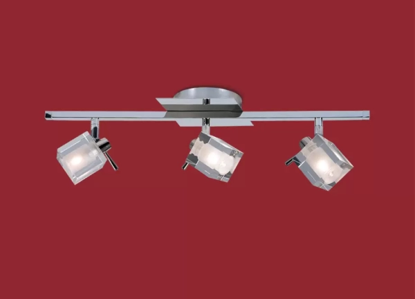 El plafón Delta IV Lineal es una lámpara de tres luces apto LED, disponible en color cromo. Se adapta fácil a cualquier tipo de ambiente
