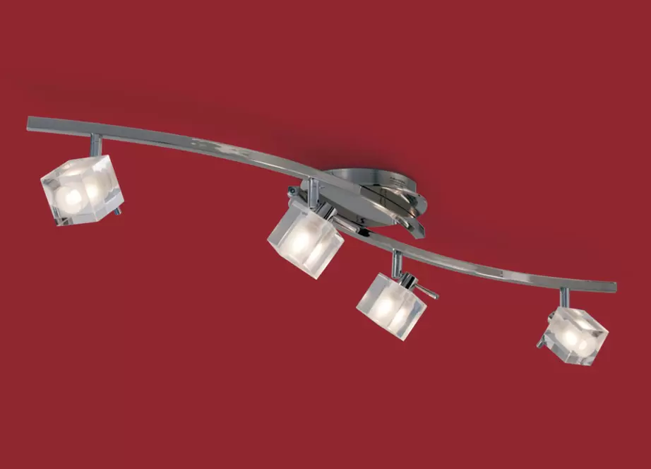 El plafón Delta IV Cuádruple es una lámpara de cuatro luces apto LED, disponible en color cromo. Se adapta fácil a cualquier tipo de ambiente