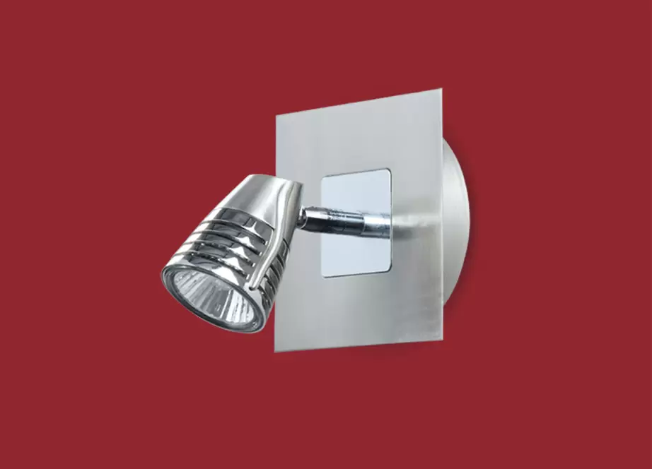 El aplique Cobra es un artefacto de aplicar fabricado en metal de estilo clásico de una o dos luces, el mismo está disponible en color acero con cromo.