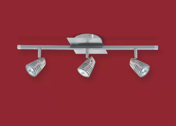 El plafón Cobra es una lámpara de tres o cuatro luces apto LED, disponible en color acero con cromo. Se adapta fácil a cualquier tipo de ambiente