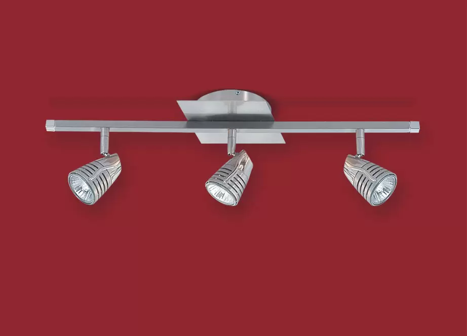 El plafón Cobra es una lámpara de tres o cuatro luces apto LED, disponible en color acero con cromo. Se adapta fácil a cualquier tipo de ambiente