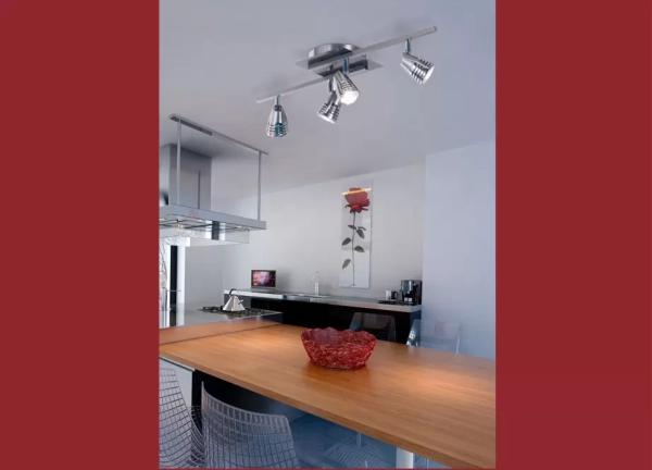 El plafón Cobra es una lámpara de tres o cuatro luces apto LED, disponible en color acero con cromo. Se adapta fácil a cualquier tipo de ambiente