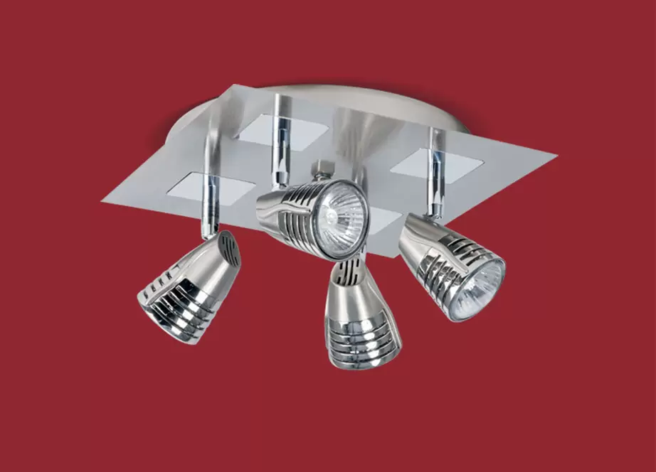 El plafón Cobra Cuádruple es una lámpara de cuatro luces apto LED, disponible en color acero con cromo. Se adapta fácil a cualquier tipo de ambiente