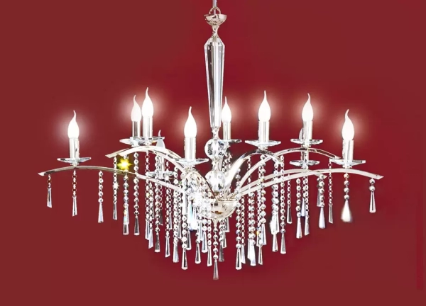 El colgante Salomé es una lámpara de uso interior de cuatro o diez luces, de color cromo o bronce, con cristales y caireles transparentes