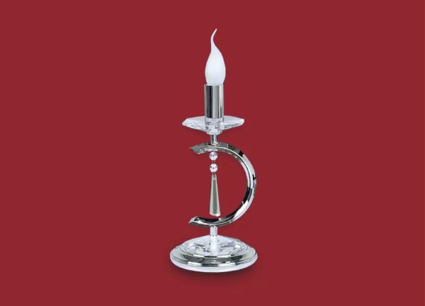 La lámpara de mesa Salomé es un velador de metal de una luz apto LED, la cual se encuentra disponible en color cromo o bronce.
