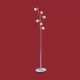 Lámpara de pie de 170cm de alto y seis luces disponible en color cromo. Fácil adaptación a todo tipo de ambiente.