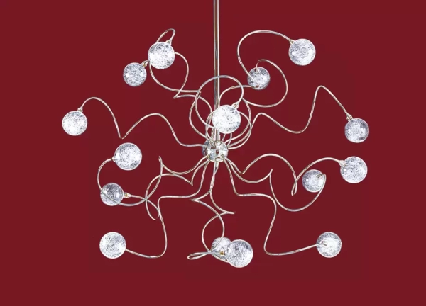 El colgante Luciana es una lámpara de uso interior de dieciséis o veinte luces, la cual viene en color cromo o cobre.