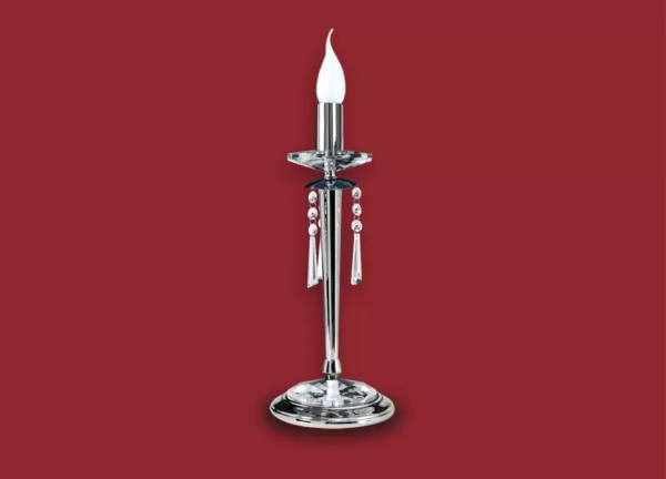 La lámpara de mesa Marisa es un velador de metal de una luz apto LED, la cual se encuentra disponible en color cromo o bronce.