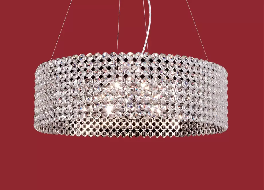 El colgante Universo circular es una lámpara de uso interior de seis luces, la cual viene con detalles en strass y en color cromo.
