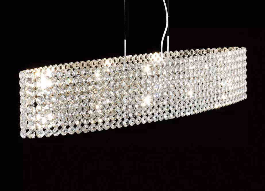 El colgante Universo es una lámpara de uso interior de diez luces, la cual viene con detalles en strass y en color cromo.