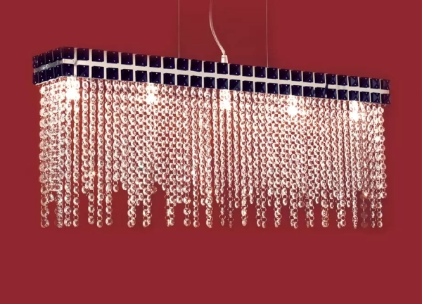 El colgante Universo rectangular es una lámpara de uso interior de cinco luces, la cual viene con detalles en strass y en color cromo.