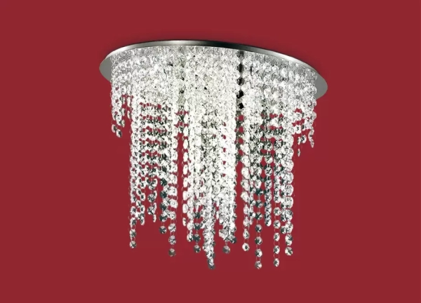 El plafón Alessandra es una lámpara de cuatro luces apto LED, disponible en color acero con decoración de strass.