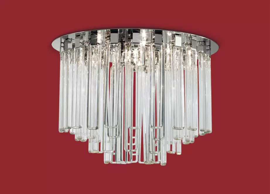 El plafón Susana Circular es una lámpara de cinco luces apto LED, disponible en color cromo con decoración de cristal.