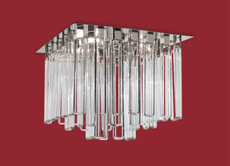 El plafón Susana es una lámpara de cuatro luces apto LED, disponible en color cromo con decoración de cristal.